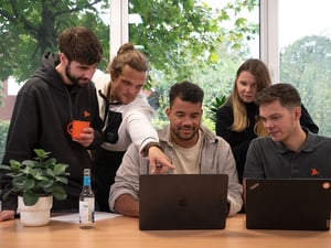 Das Team von nocware arbeitet am PC an der Umsetzung von Cybersicherheits-Strategien im Rahmen der neuen NIS2-Richtlinie zur Unterstützung von Unternehmen.
